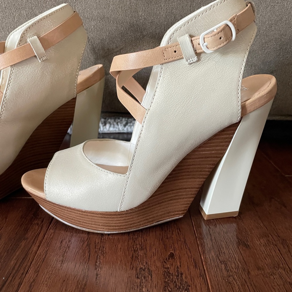 Like new. Platform sandals.